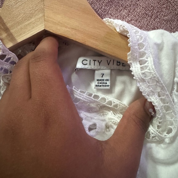 City view, white lace material, size 7. - Picture 3 of 3